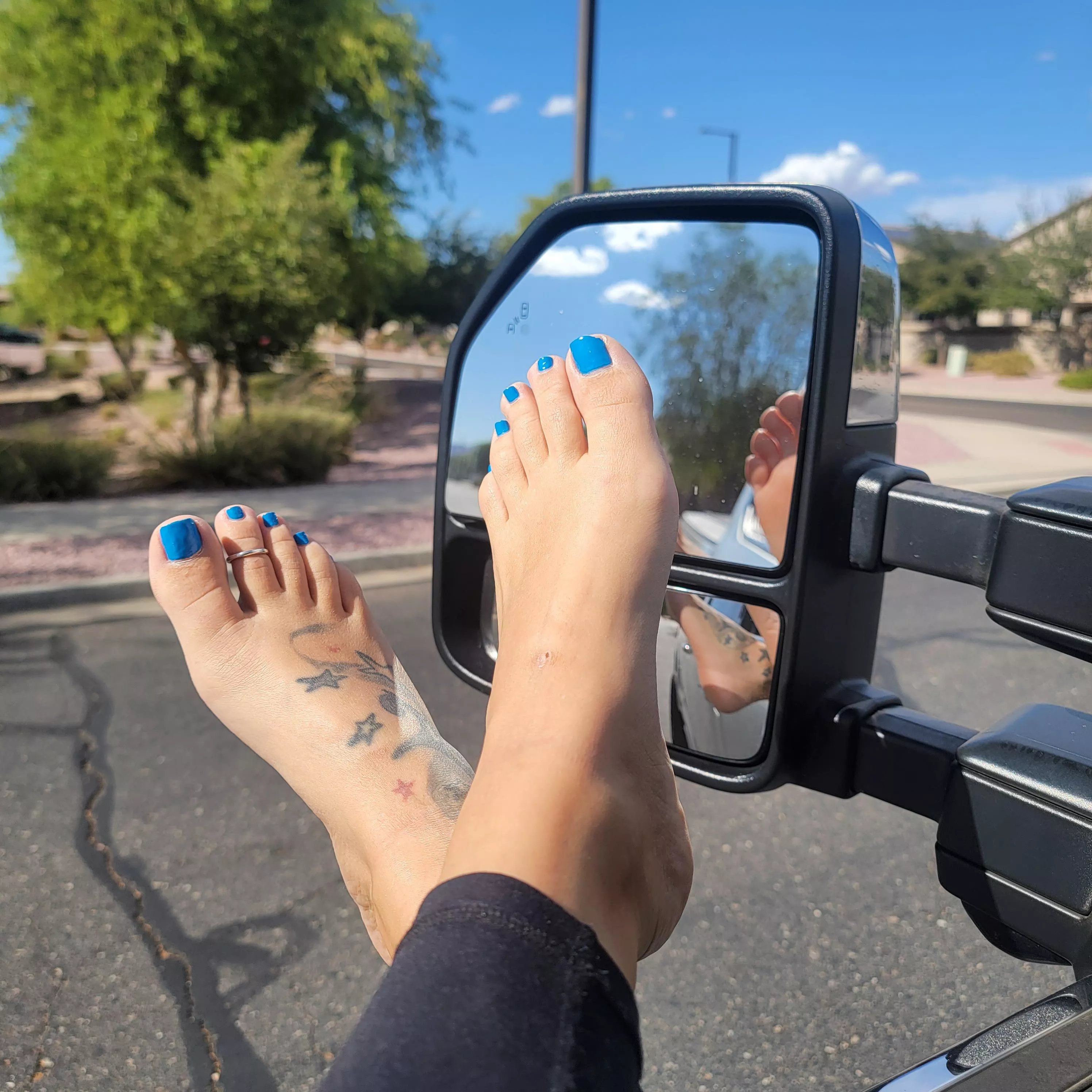 Would you be able to concentrate on the road? Or would we have to pull over for some fun? 🤤 posted by BarefootBrunette_