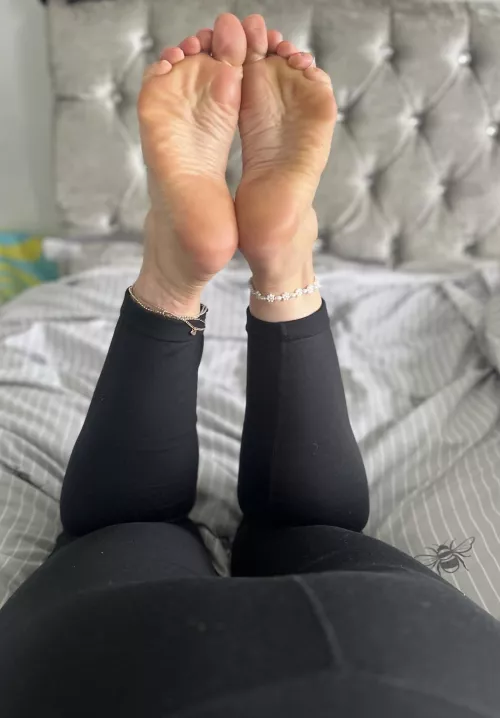 Could you control yourself?? by feet_girl84