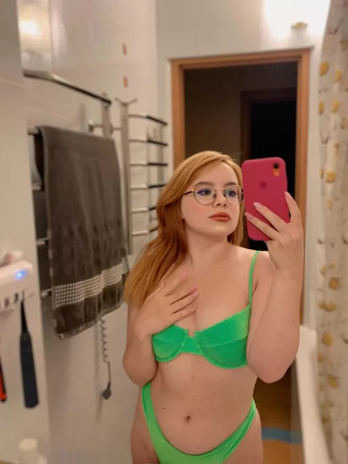 do I look good in green? 💚 by kalaturanastasi_1111