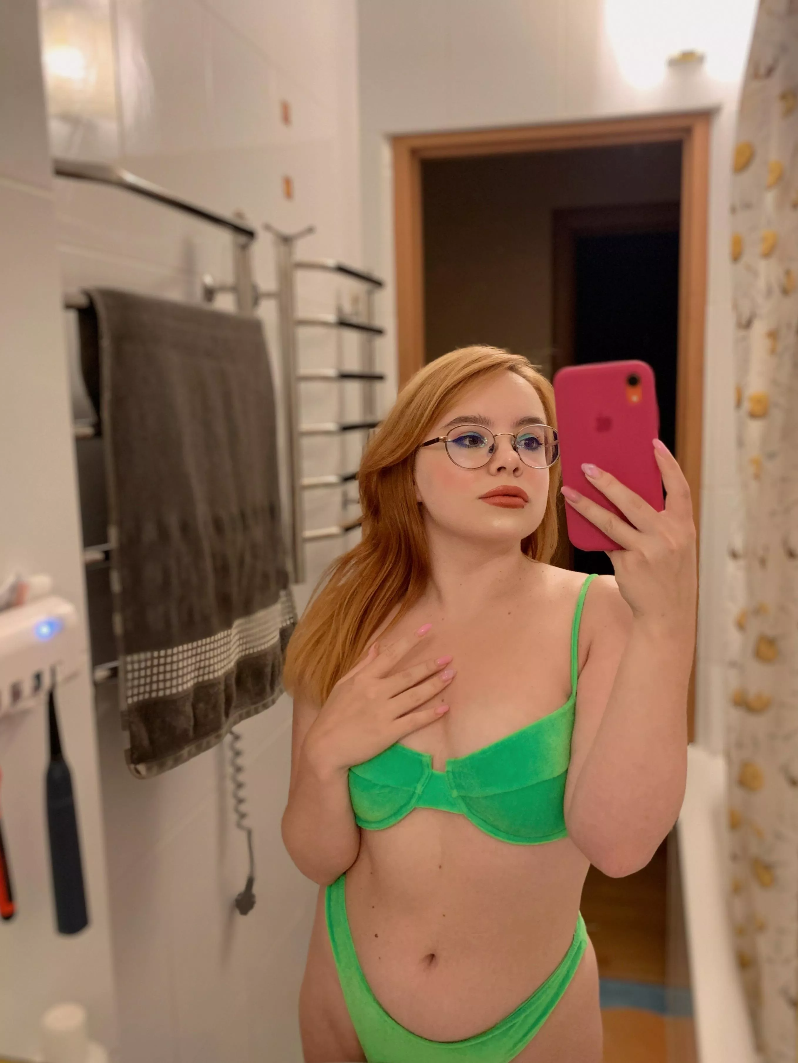 do I look good in green? 💚 posted by kalaturanastasi_1111