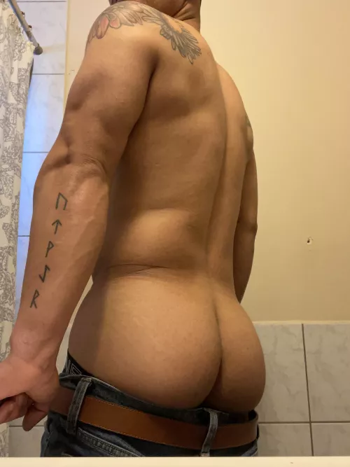 Getting off work, let me rinse off real quick 😈 by vmendezC