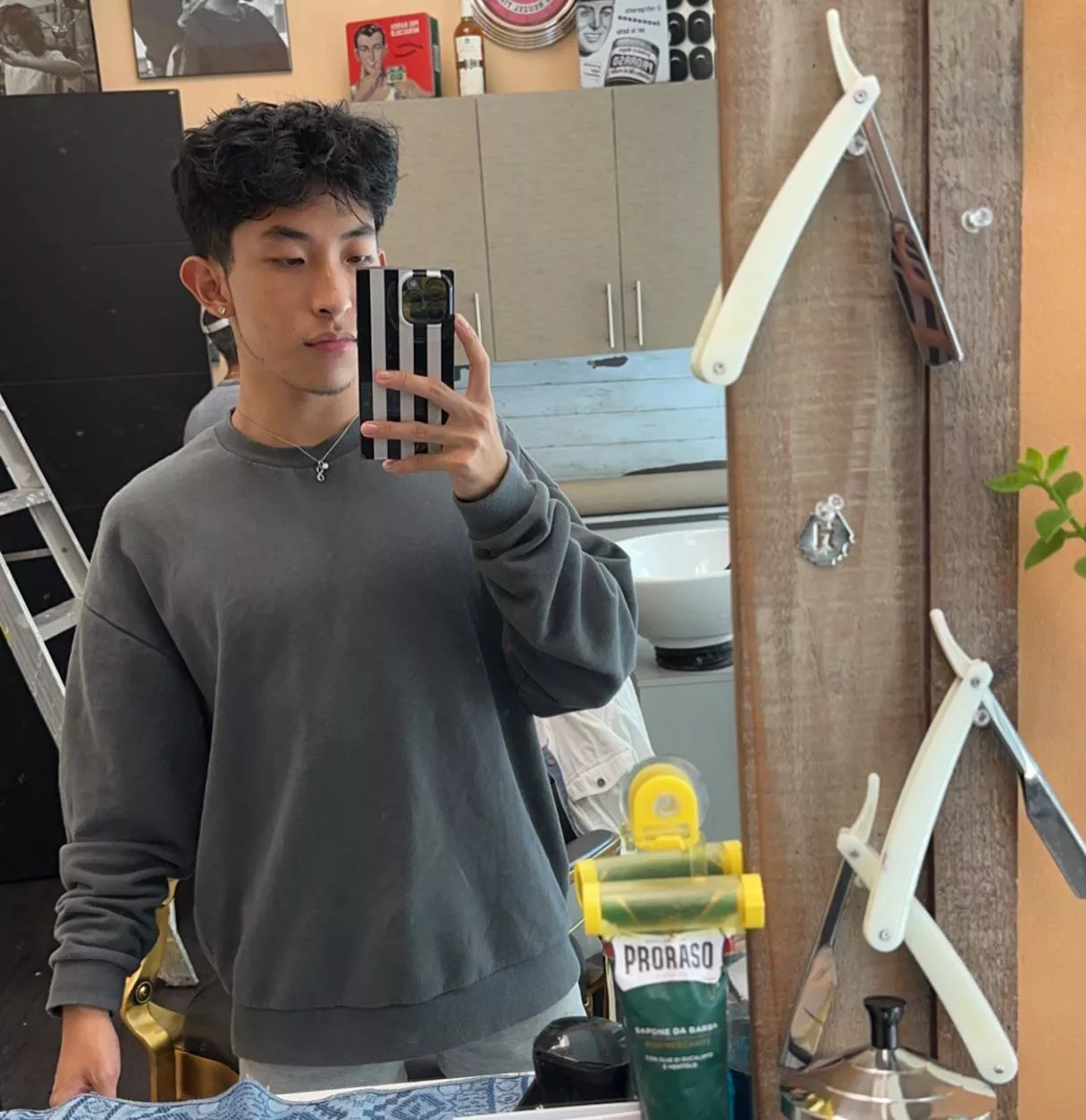 Hi from my moms barber shop posted by Cysbe