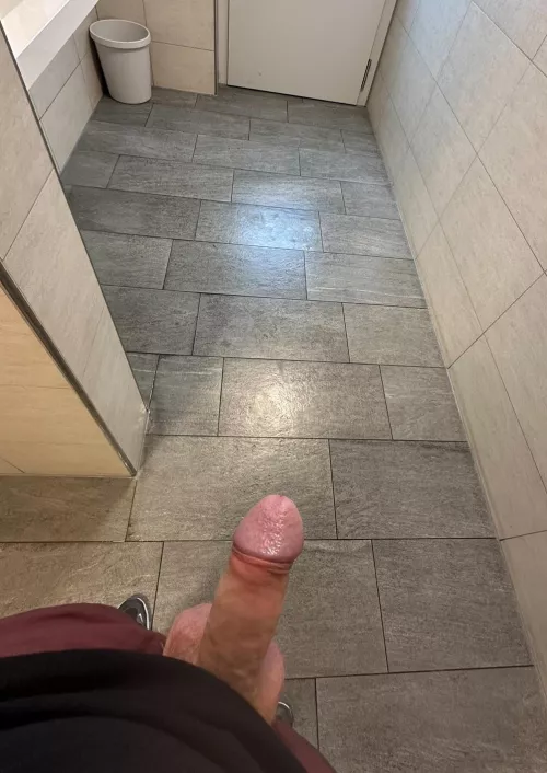 Meet me in the toilet 🔥🥵🤩 by feetplorer