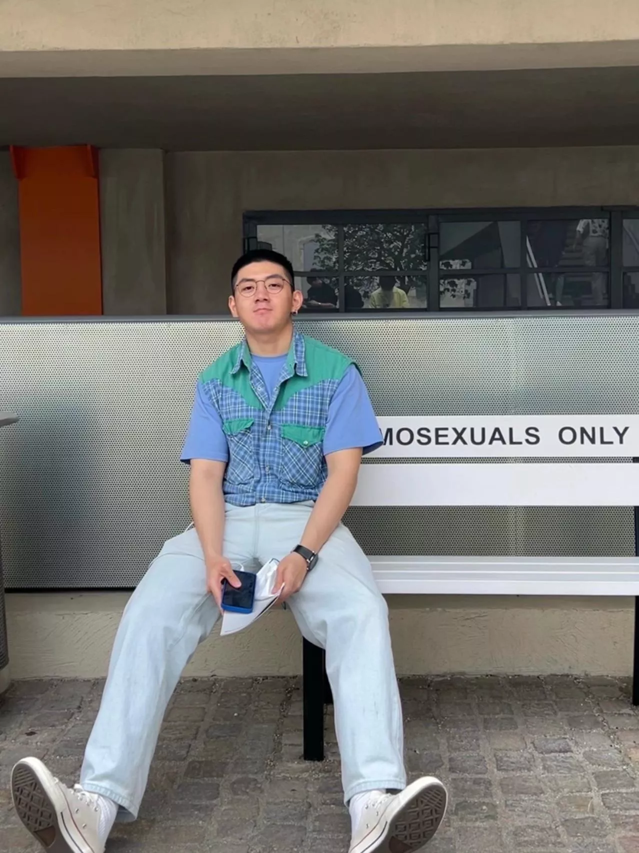 Plenty of space on this bench posted by Callmehao