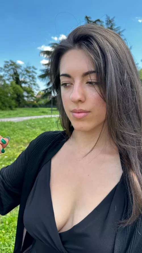 The world is her stage, beauty her language. by little__devill