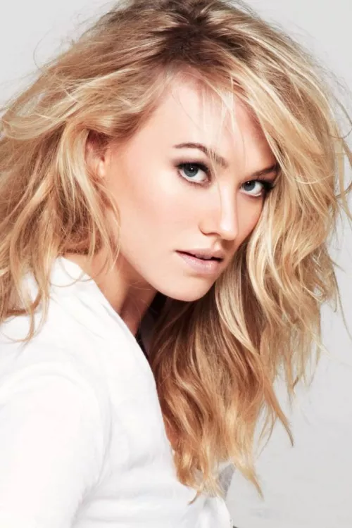 Yvonne Strahovski by Hallow33n78