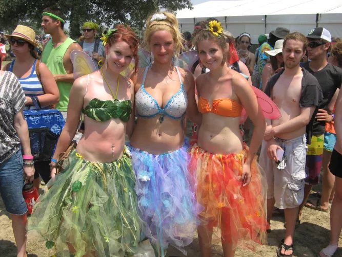 Bonnaroo 2011 - Looks like he's jealous too by PervtasticNSFW