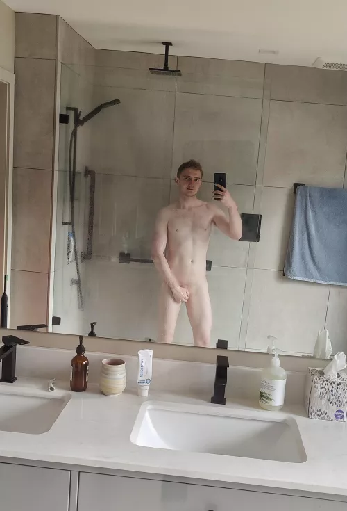 Come shower with me? 🚿😘 by Atomlad360