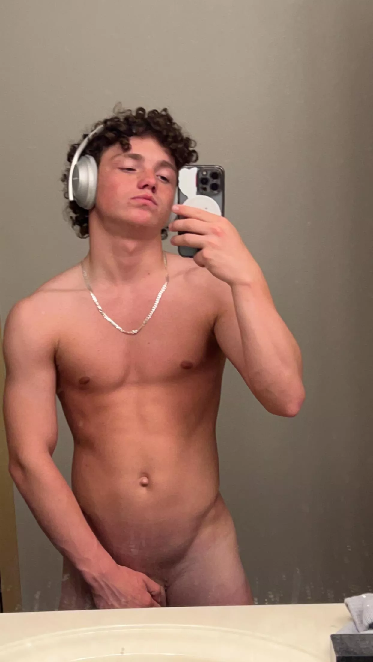 listening some horny stuff 🍆💦 posted by jacob-dyl