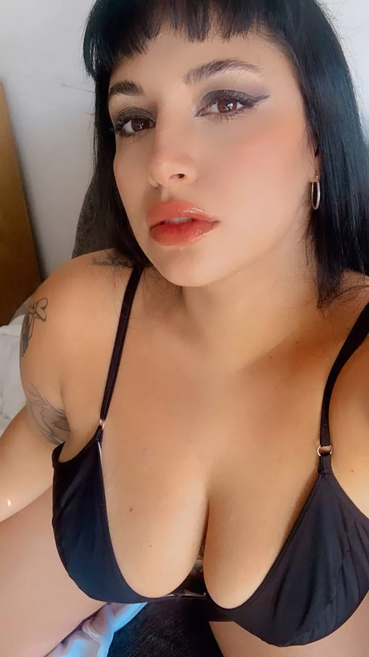 I'm a brunette looking for wild sex, who's in? posted by latinxxxgirl