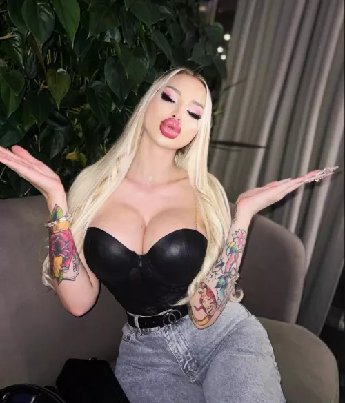 Perfect lips by bimbol0ver