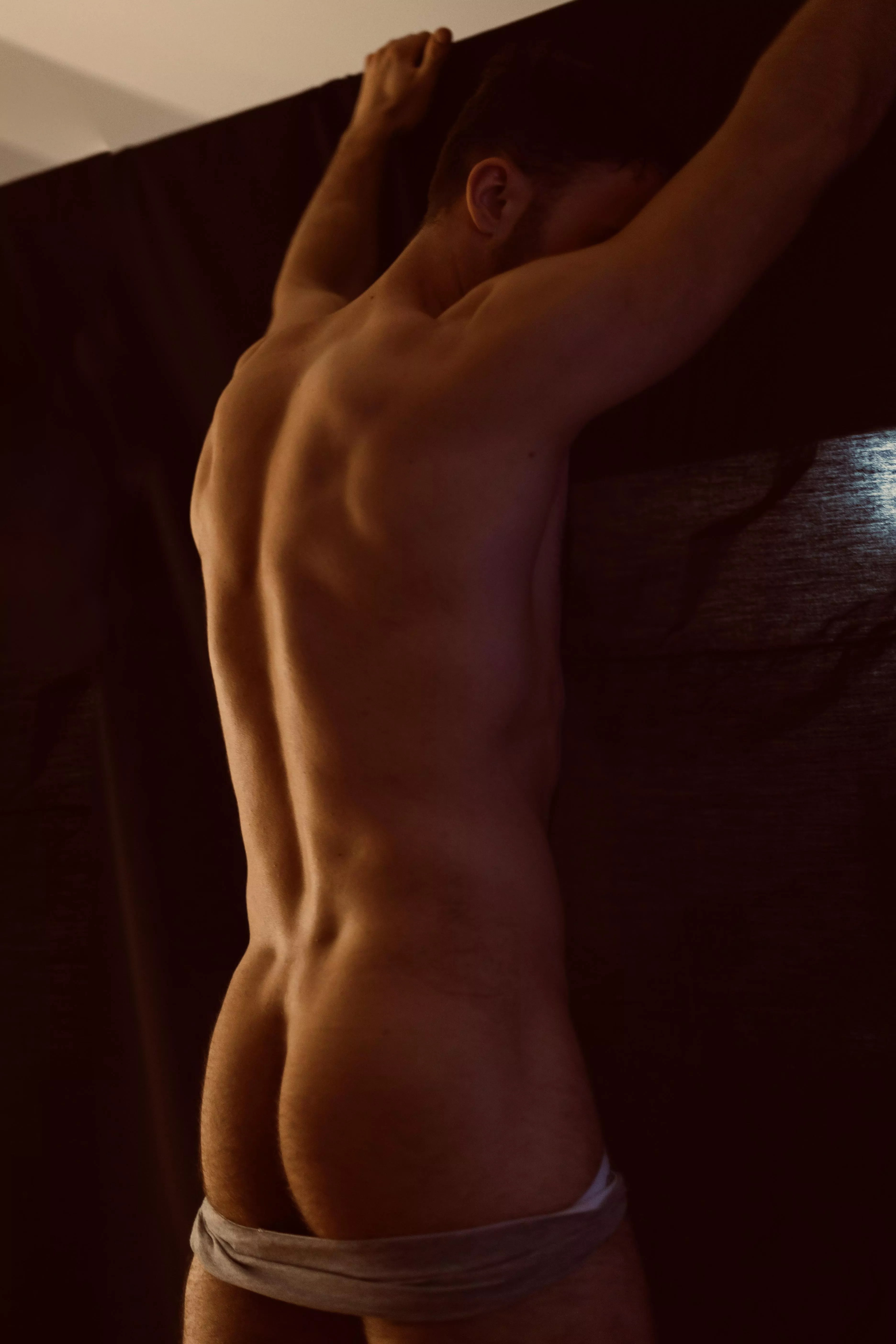 a quick look at my back😏😏 posted by rarogornito