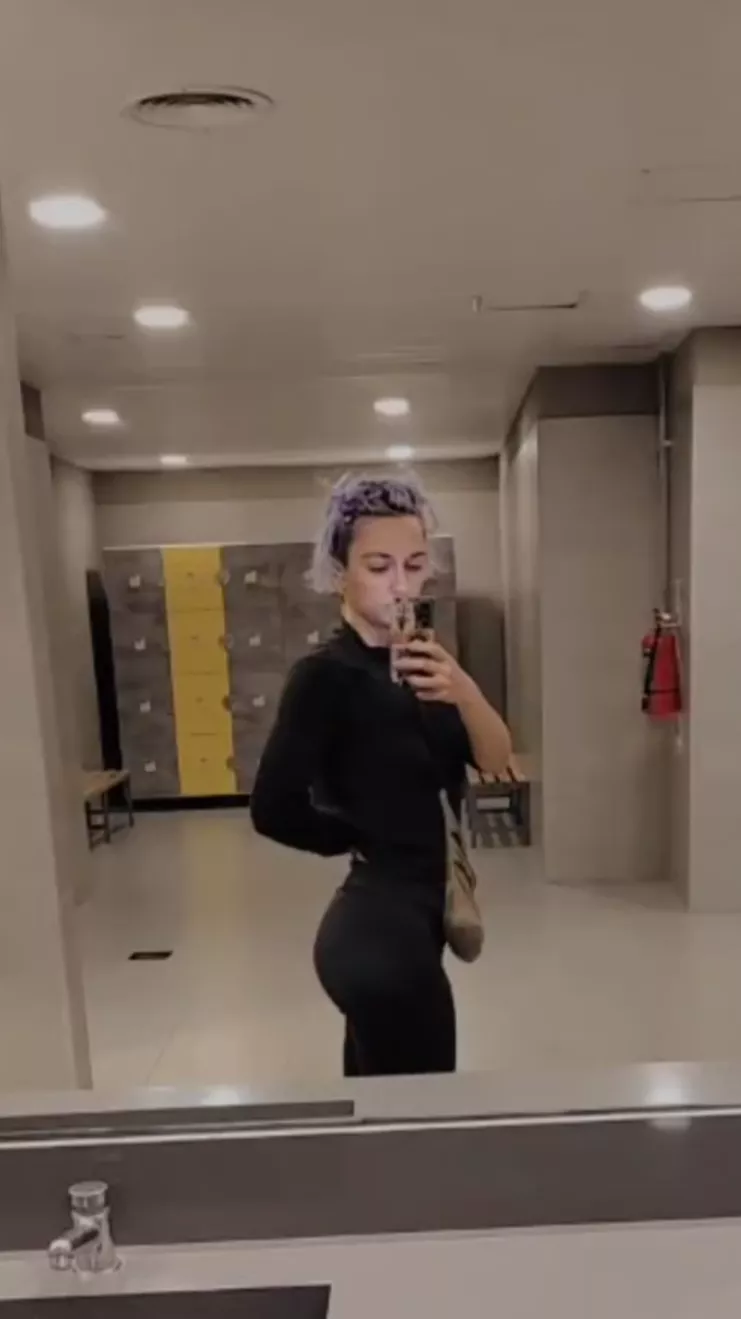 Bad quality but you can see my ass getting bigger posted by cyborgcharly