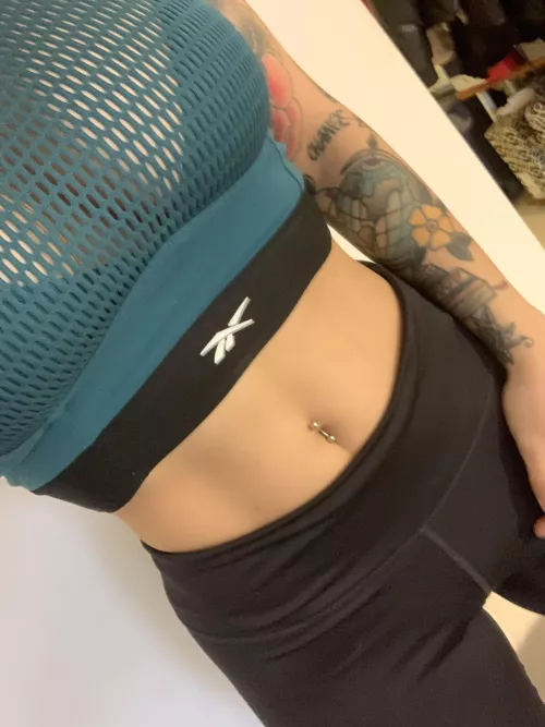 Belly button with piercing by Cloeeclark