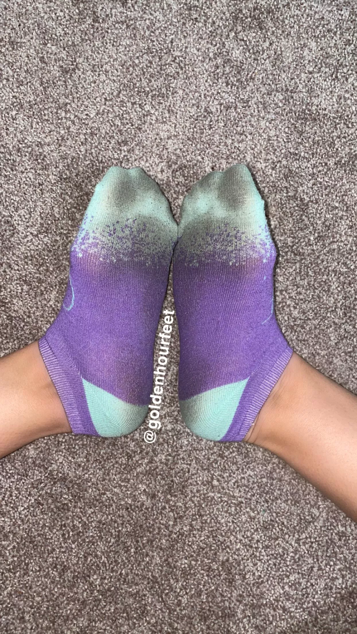 Best toe prints in town😈 posted by goldenhourfeet