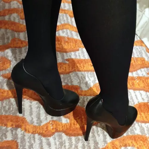 Black pantyhose with black platform at the hotel ;) by luna_vera88