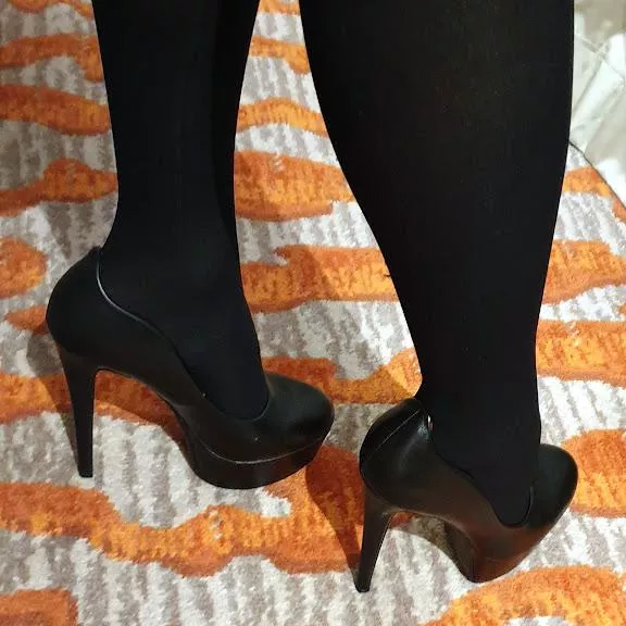 Black pantyhose with black platform at the hotel ;) posted by luna_vera88