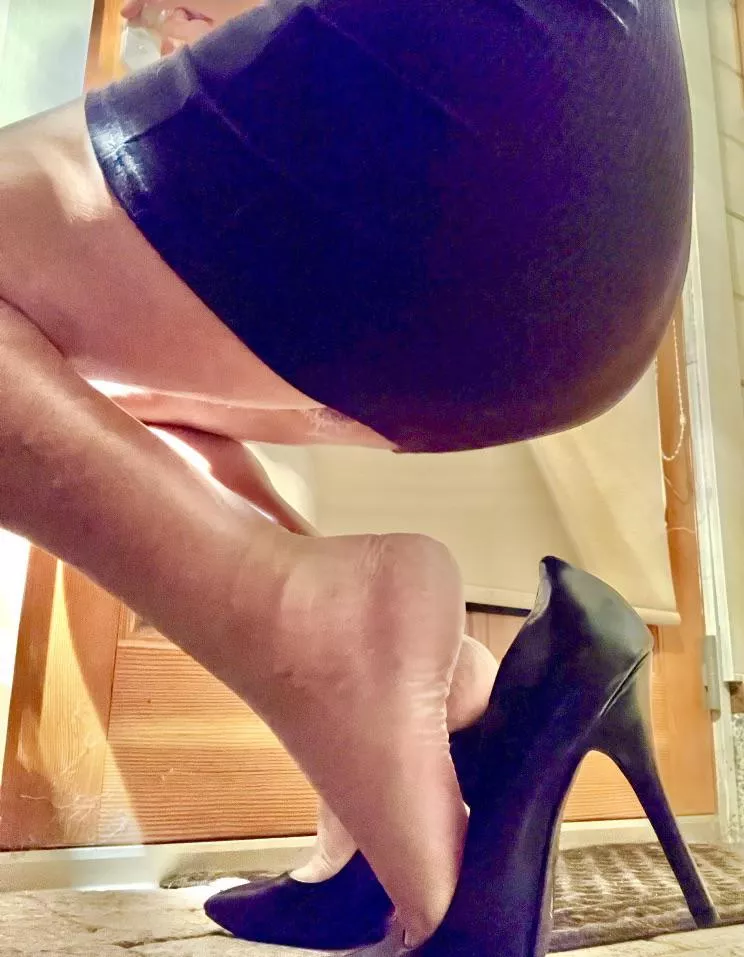 Black pumps and a short skirt posted by paulinasheer
