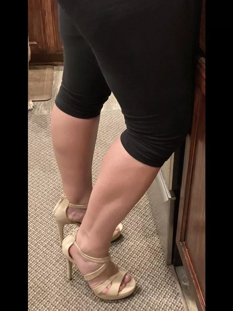 Dinner in heels 👩‍🍳 👠 posted by AZ_Heel7Wife