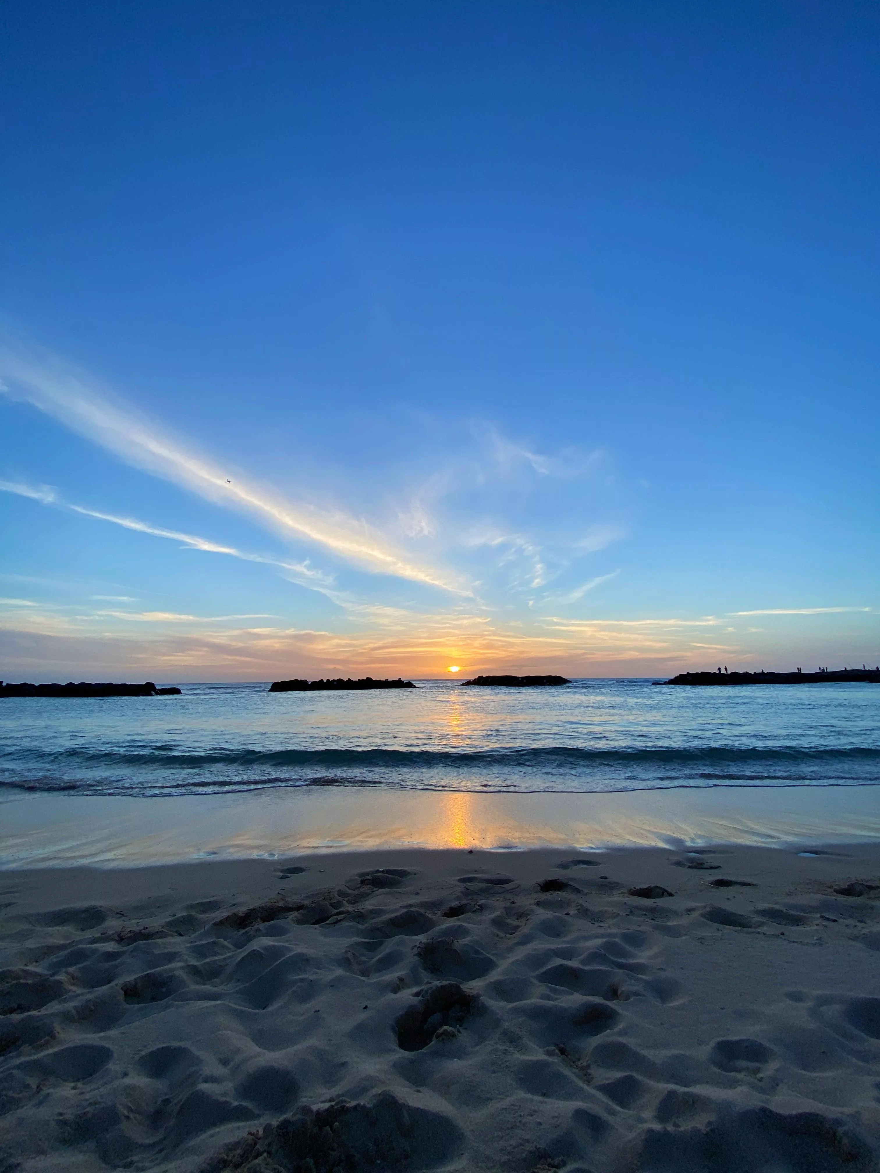 Let’s go to the beach, let’s go get away posted by peachyolivee