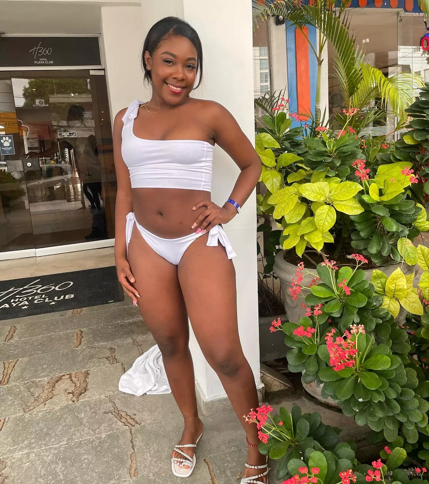 Come with me to enjoy the sun... posted by Abbyswan1