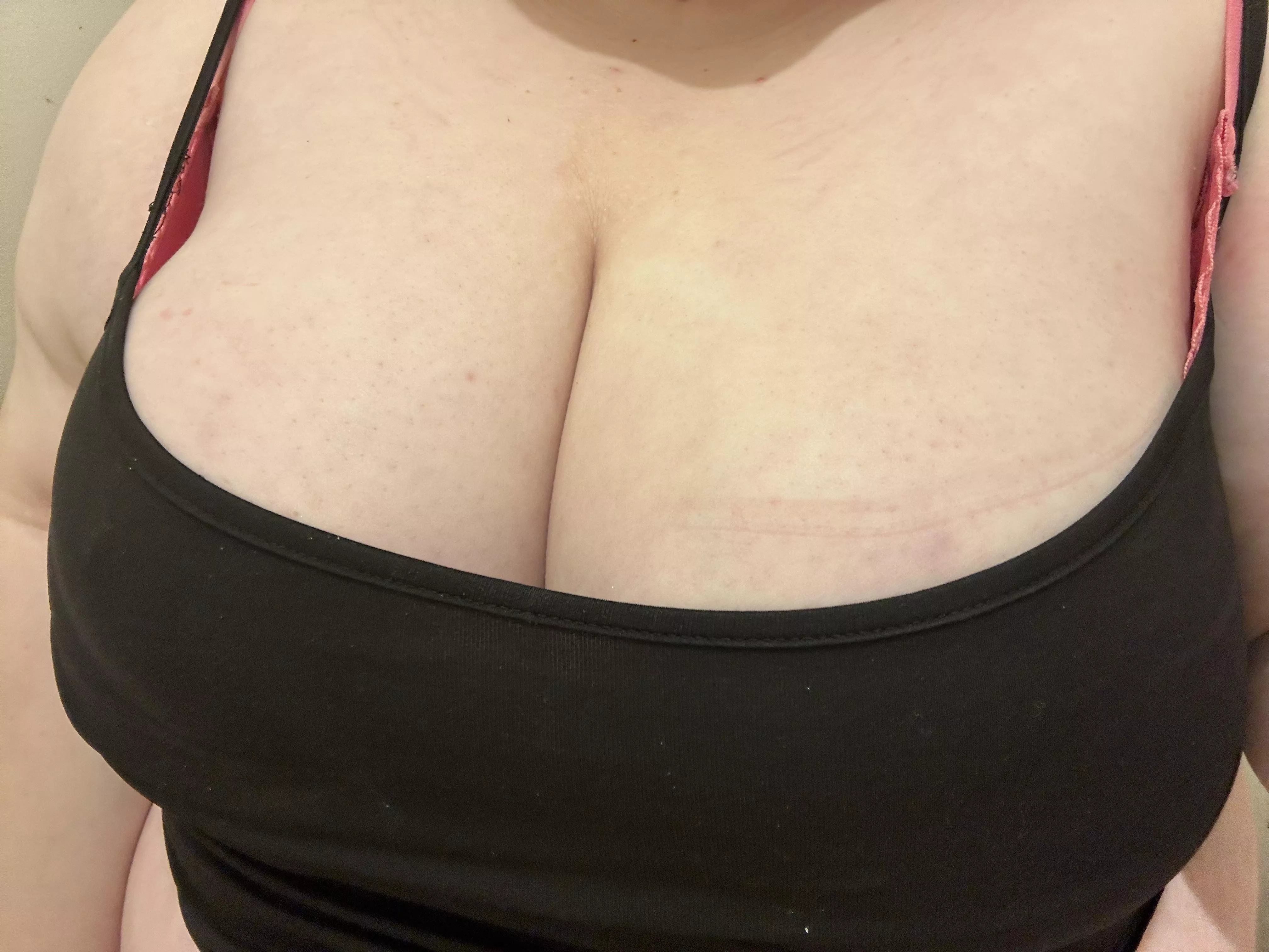 confession time, i love being a tease and showing my cleavage off in public 😈 posted by existentialdread247