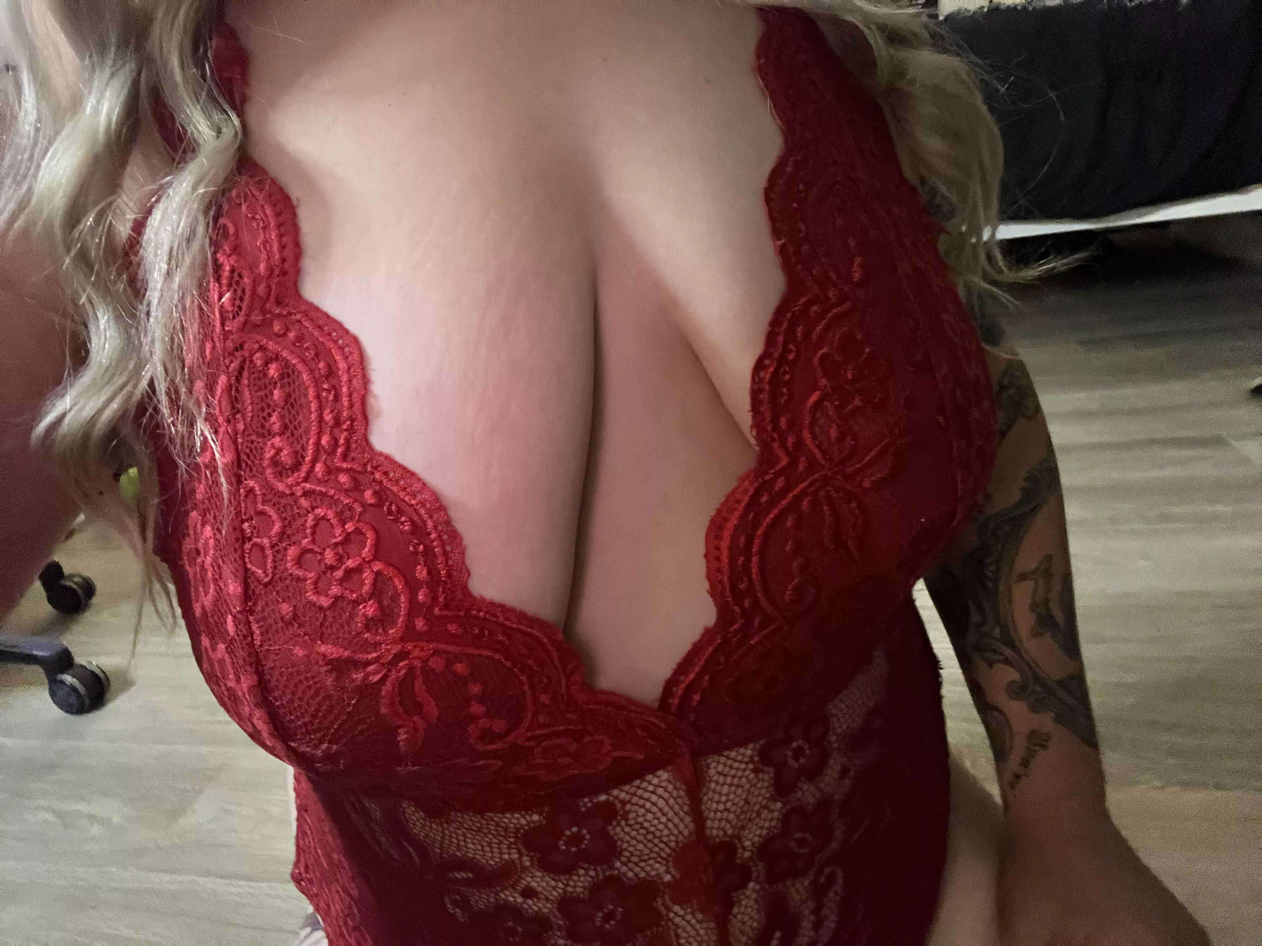 Hanging in red 💋 posted by evelynrose0031