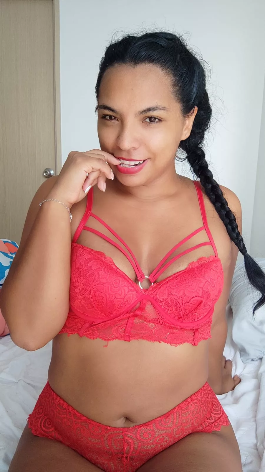 Horny and cute!! Send me message on manyvids for discounts and see my cheap premades vídeos! posted by shantale897