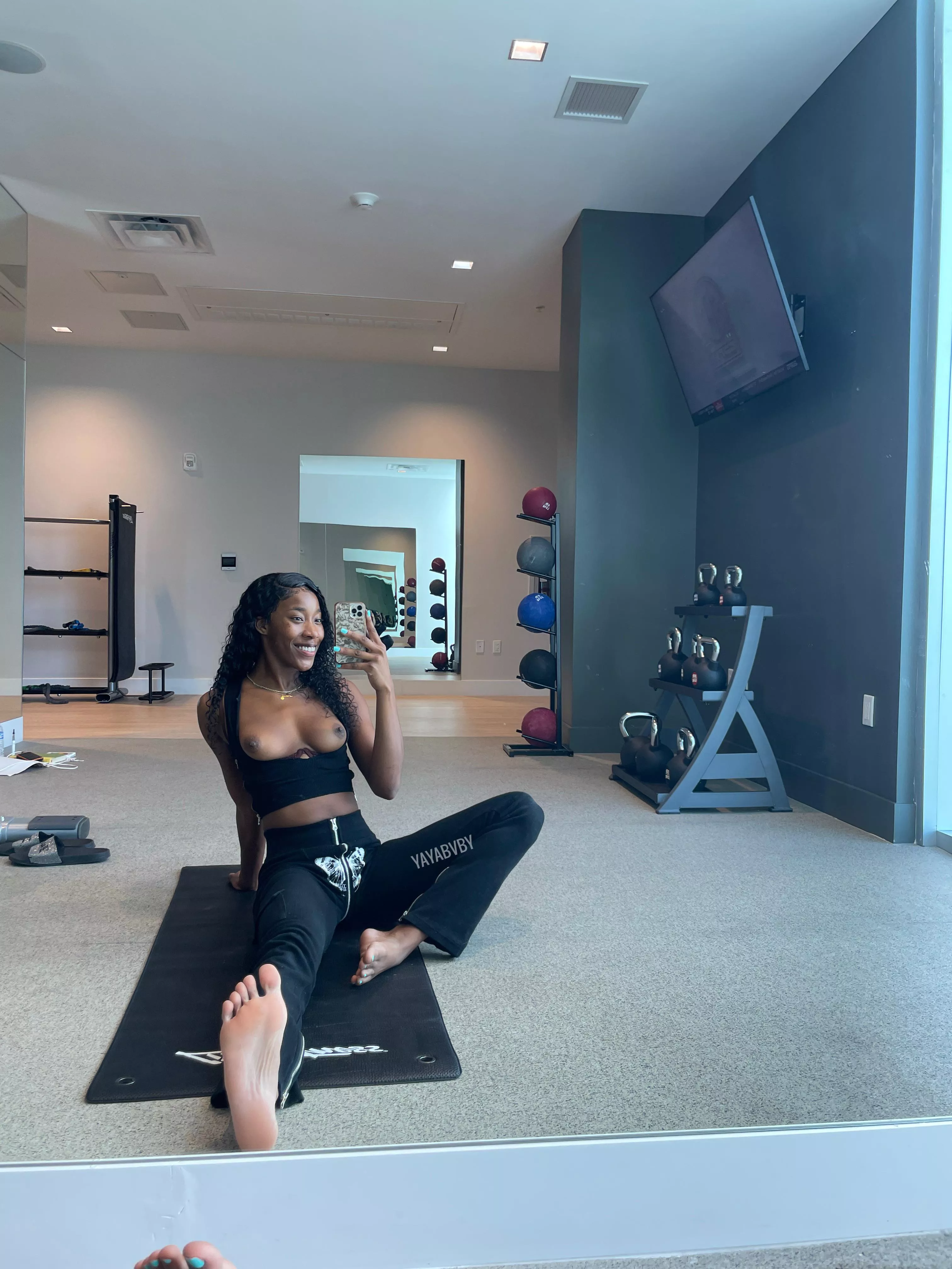 My legs are like Ji[f]…… easy to spread 6ft posted by yayabvby