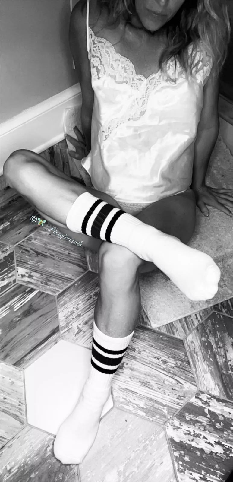 Skater girl meets sexy MILF? 😈 posted by Pixiefeetrule