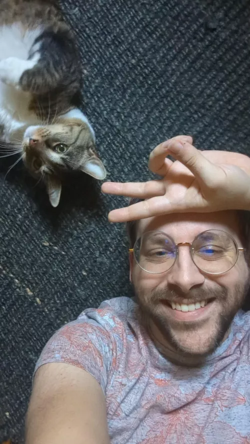 Anxiety brain has me on 2 hrs of sleep, but I've got this guy here to keep me going 😻 by earthe2nathe