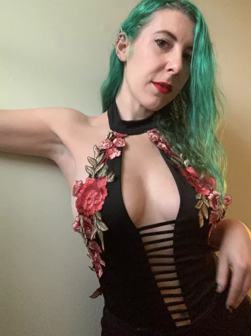 Braless cleavage by sirenskiss3