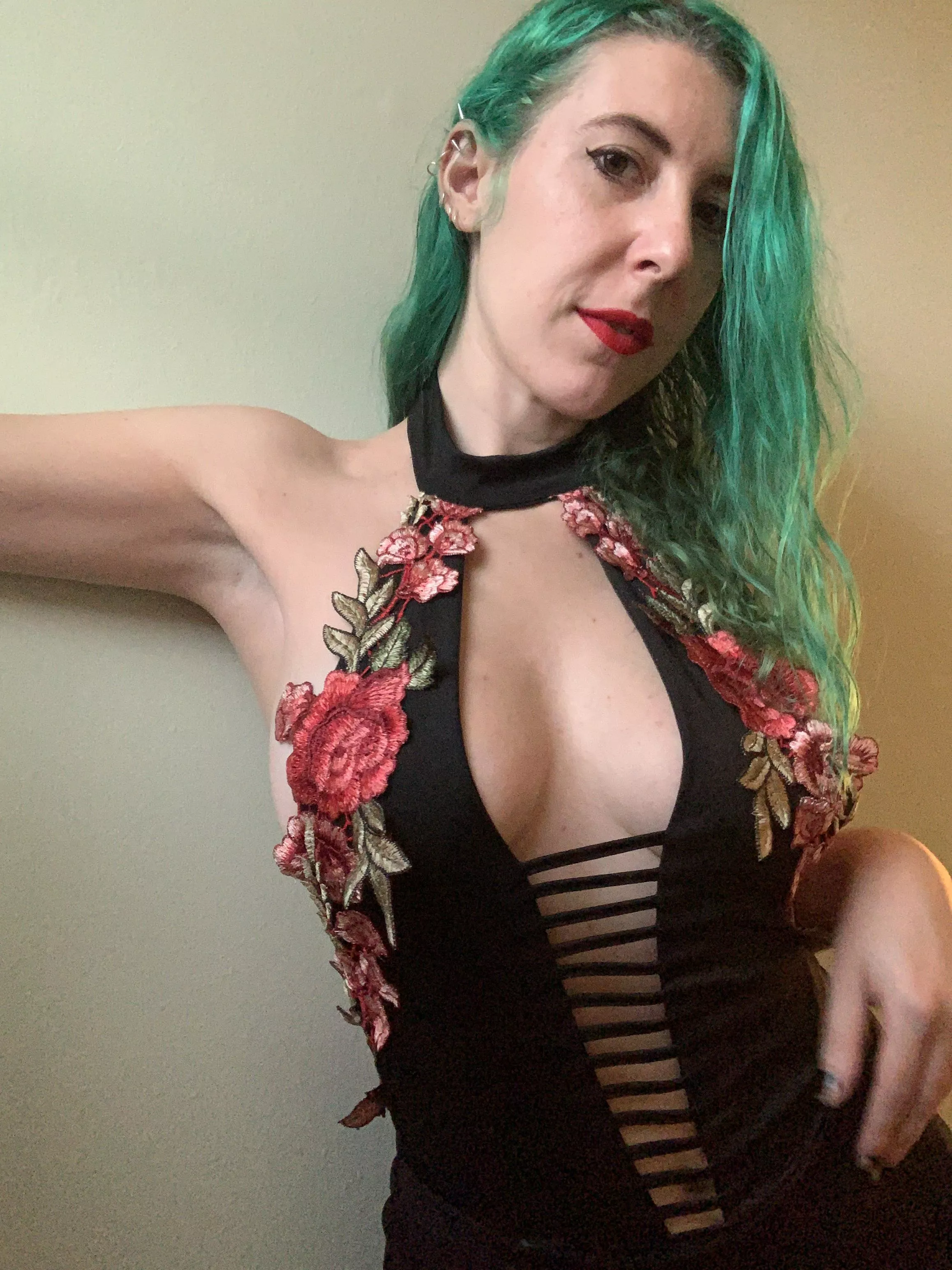 Braless cleavage posted by sirenskiss3