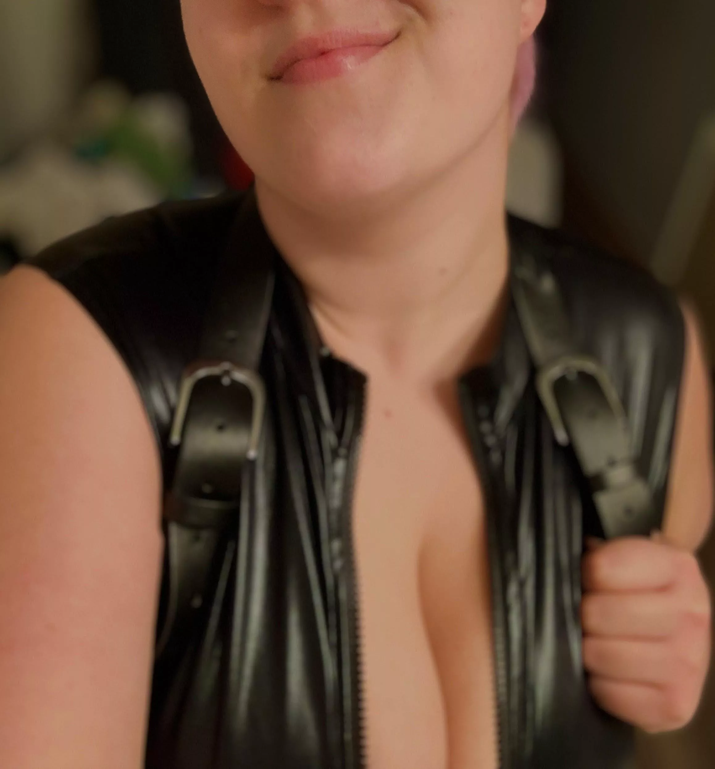 come to mommy, pet 🖤 posted by theybi_cakes