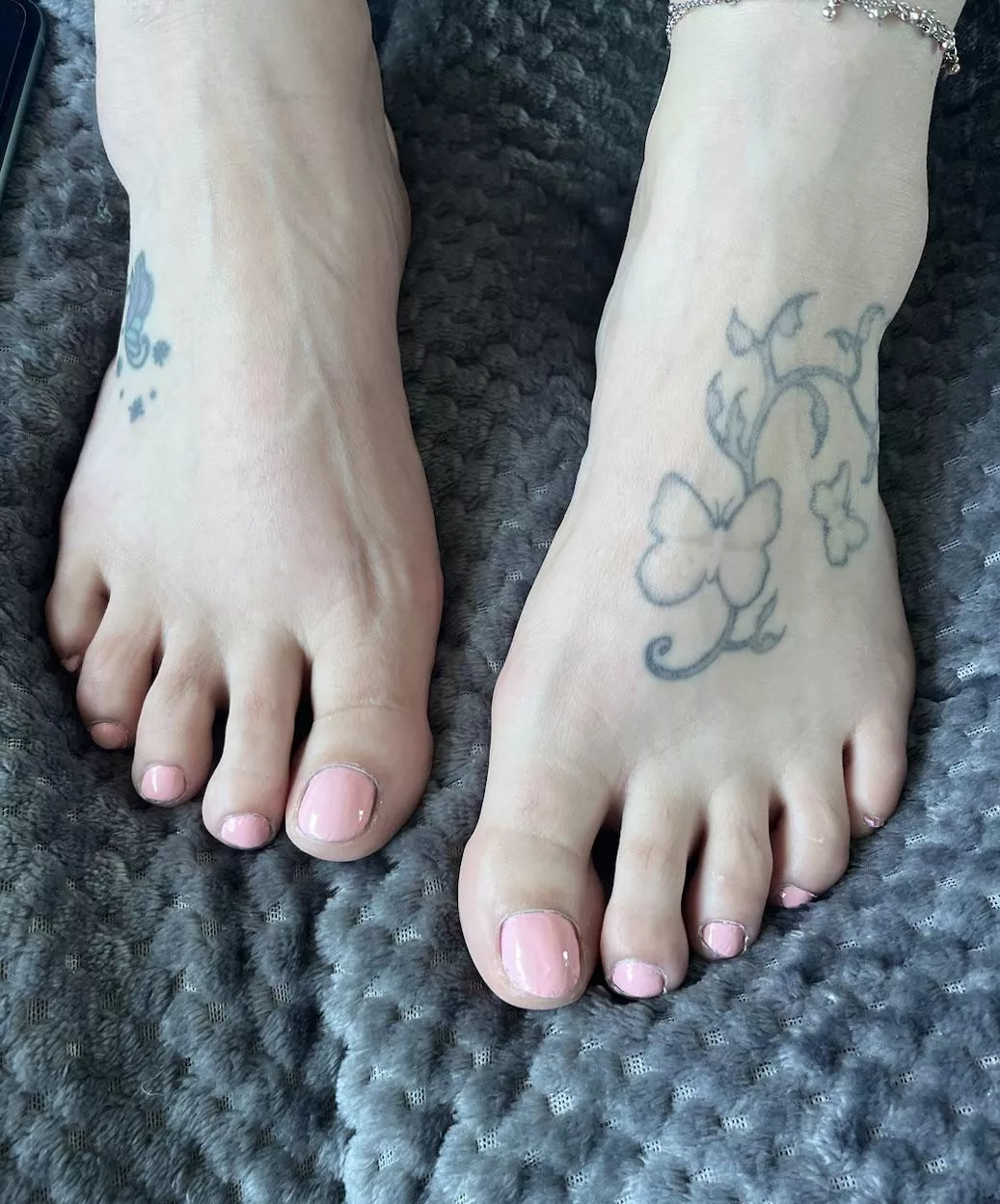 Could you control yourself? Or would they take you over the edge 😉 posted by feet_girl84