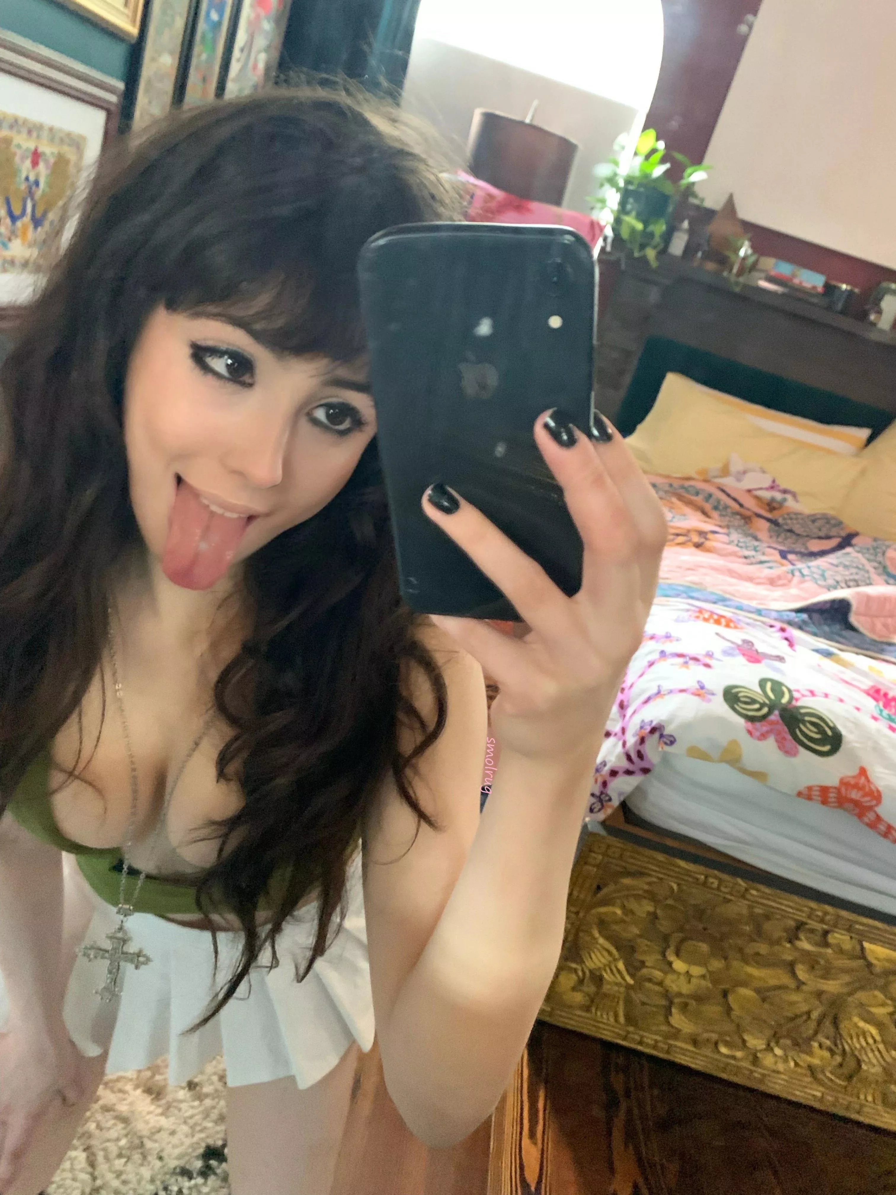 i hope youre having a good weekend💚👅 [f] posted by smolrug