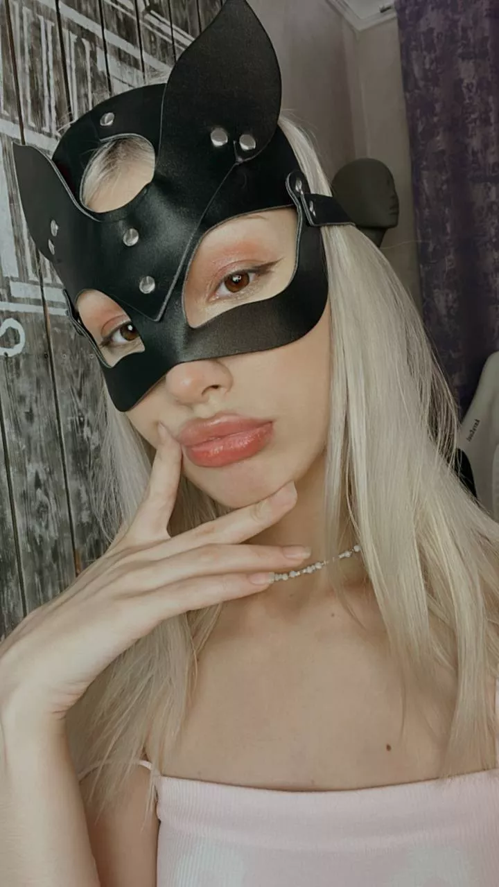I like to dominate, but I'd rather you rip that mask off and spank me [F] posted by calmlyacquit