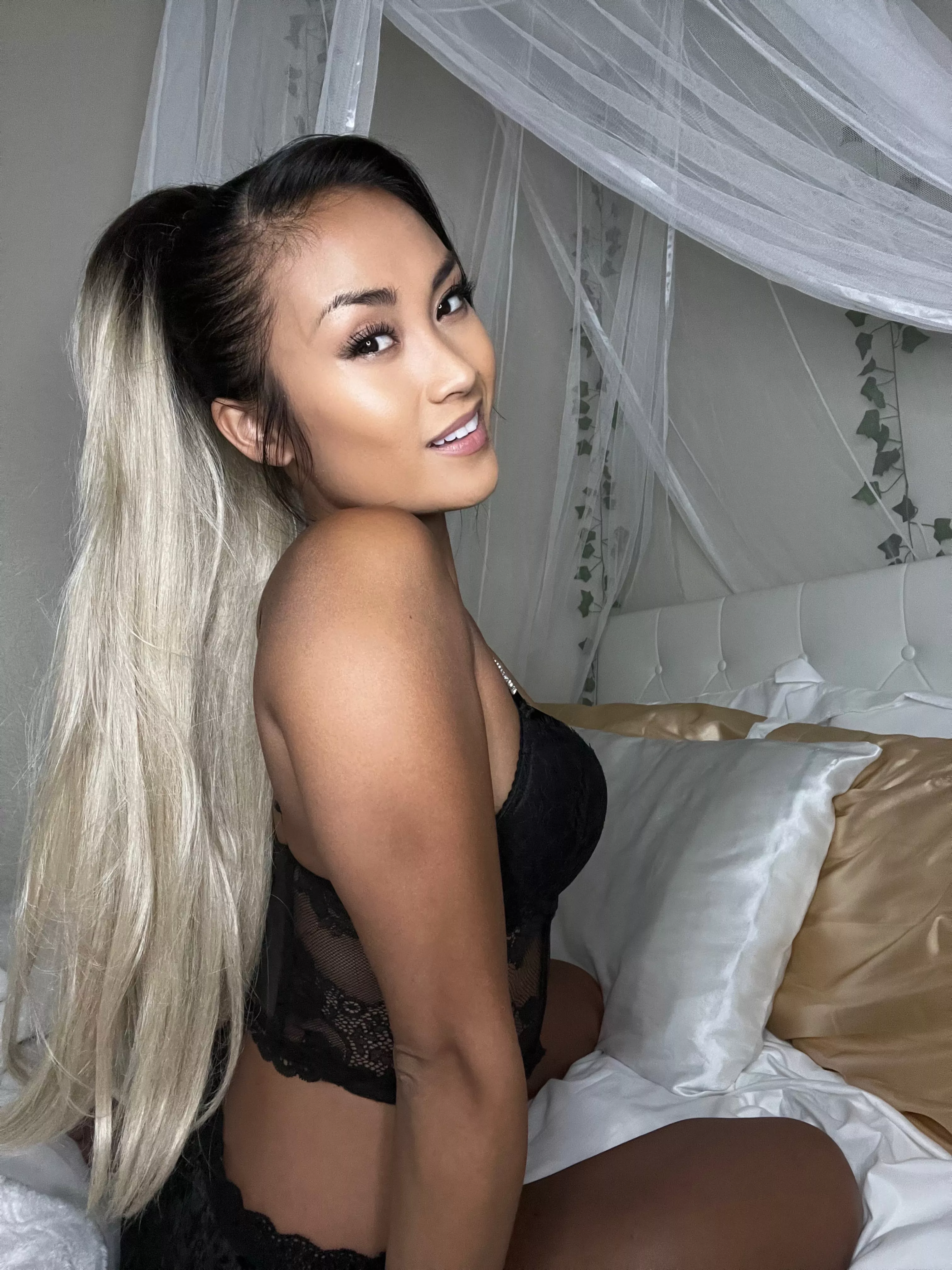 Could you resist me if I were your roommate? posted by sunshinesinababy