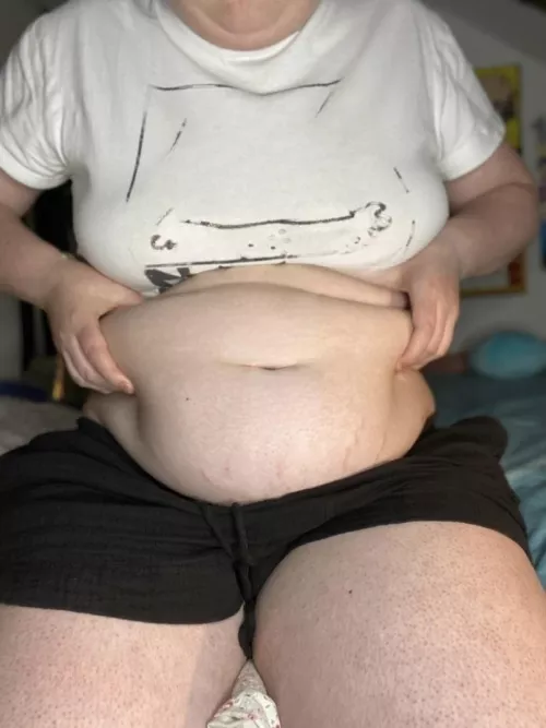 god i’m such a heavy gluttonous piggy.. by l1fe0nm4rs1