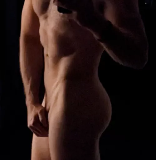 It's quite round 🍑 by Hartsy92