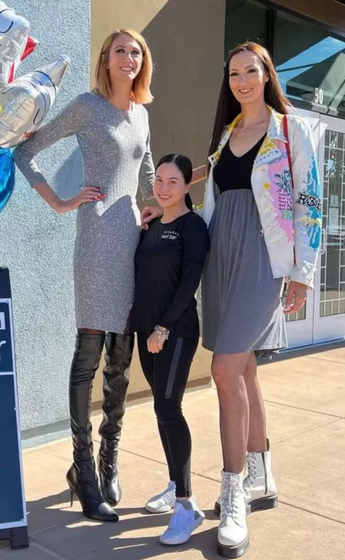 short girl sandwiched between 6'8