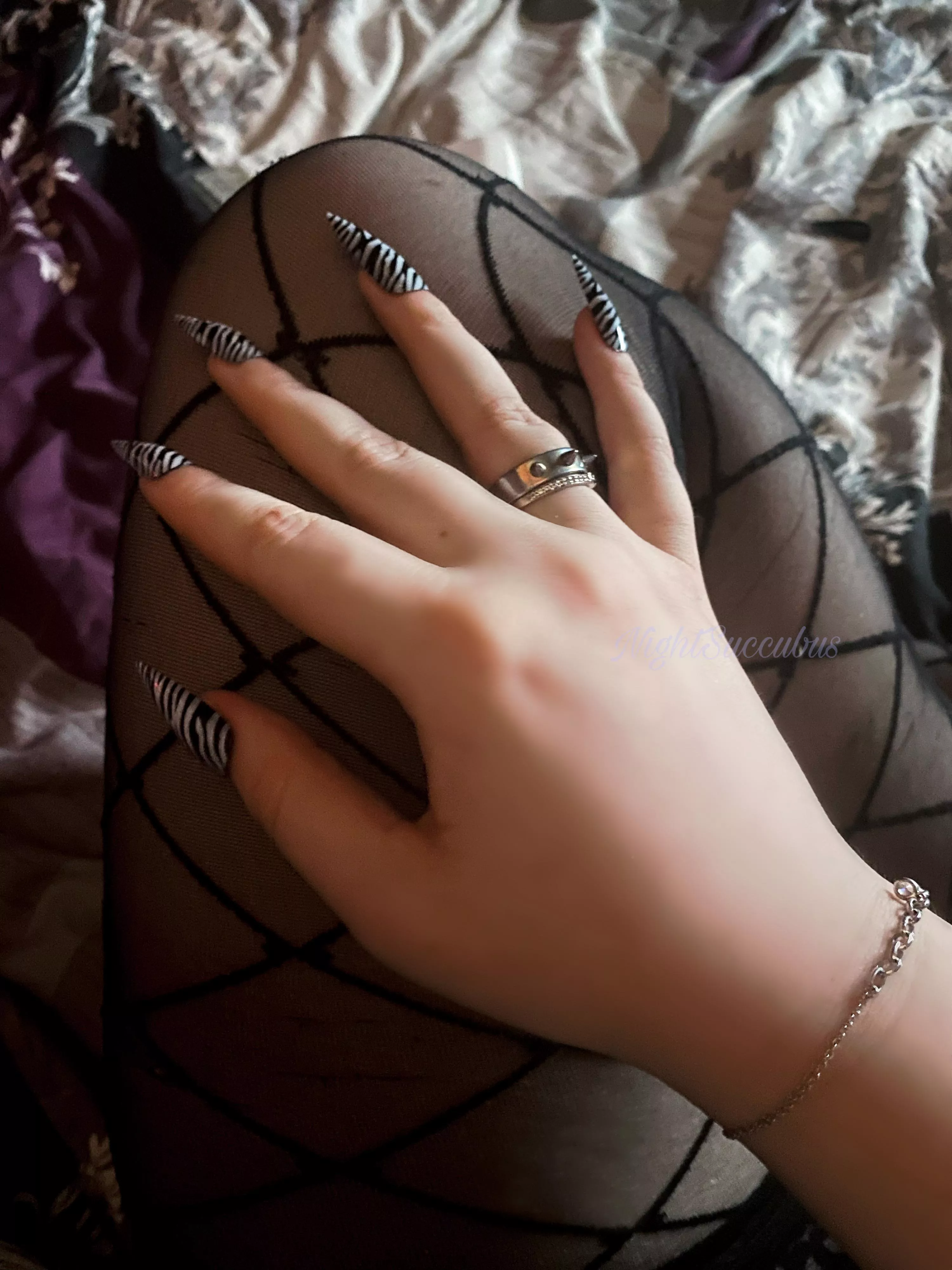 Zebra nails posted by Night666Succubus