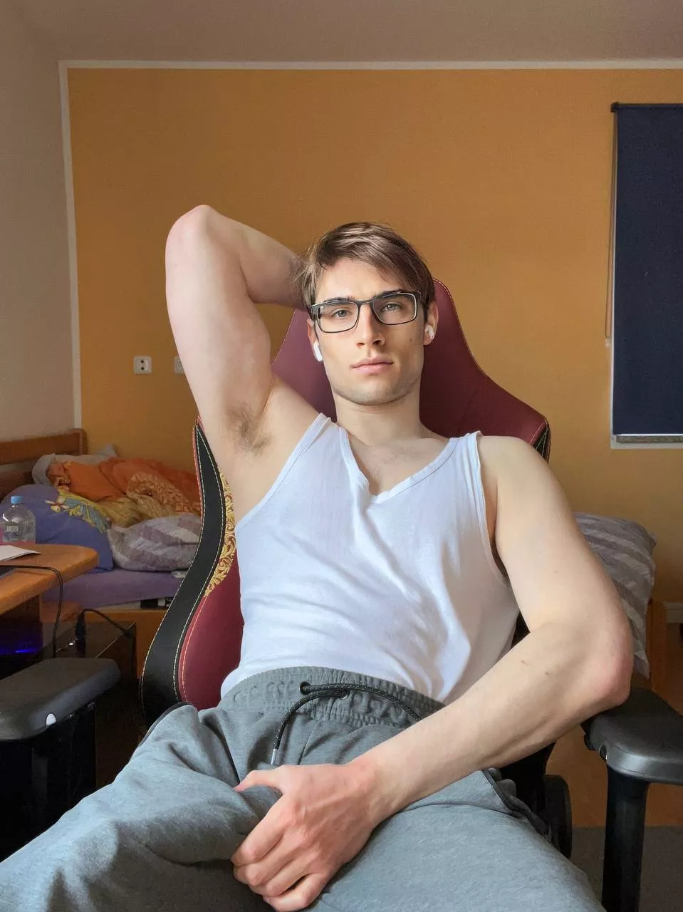 Do you like my bulge? 🤔 posted by AnBeakuh