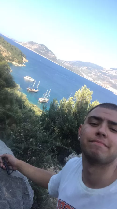 HELLOO GUYS by pinacurioso