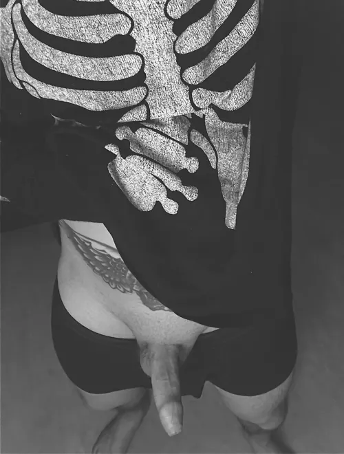 Horny bored and stuck in work, who’s gonna keep me entertained? by WoodSuggestion