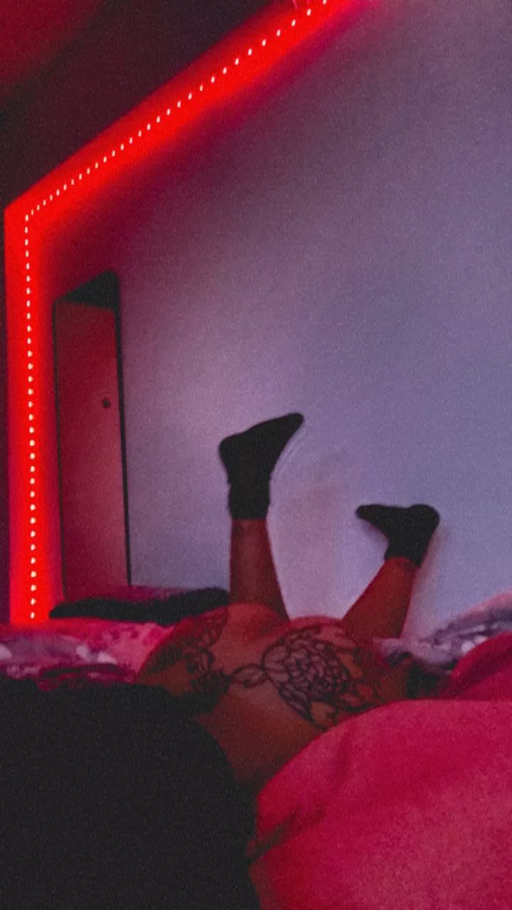 I turned on the red lights to turn you on posted by joxoto7