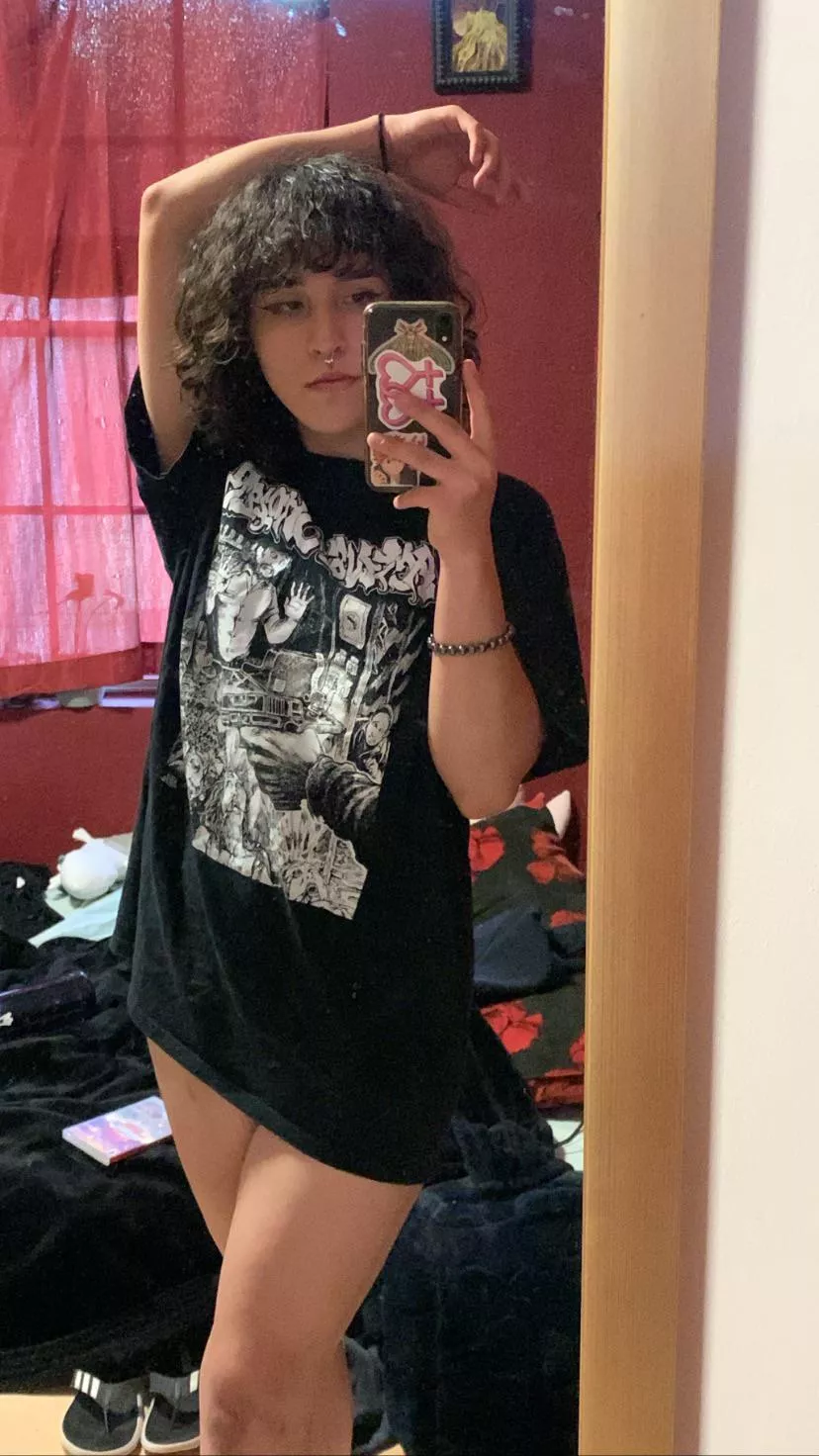 selfie break after making some art 🤍 posted by Faunyrr