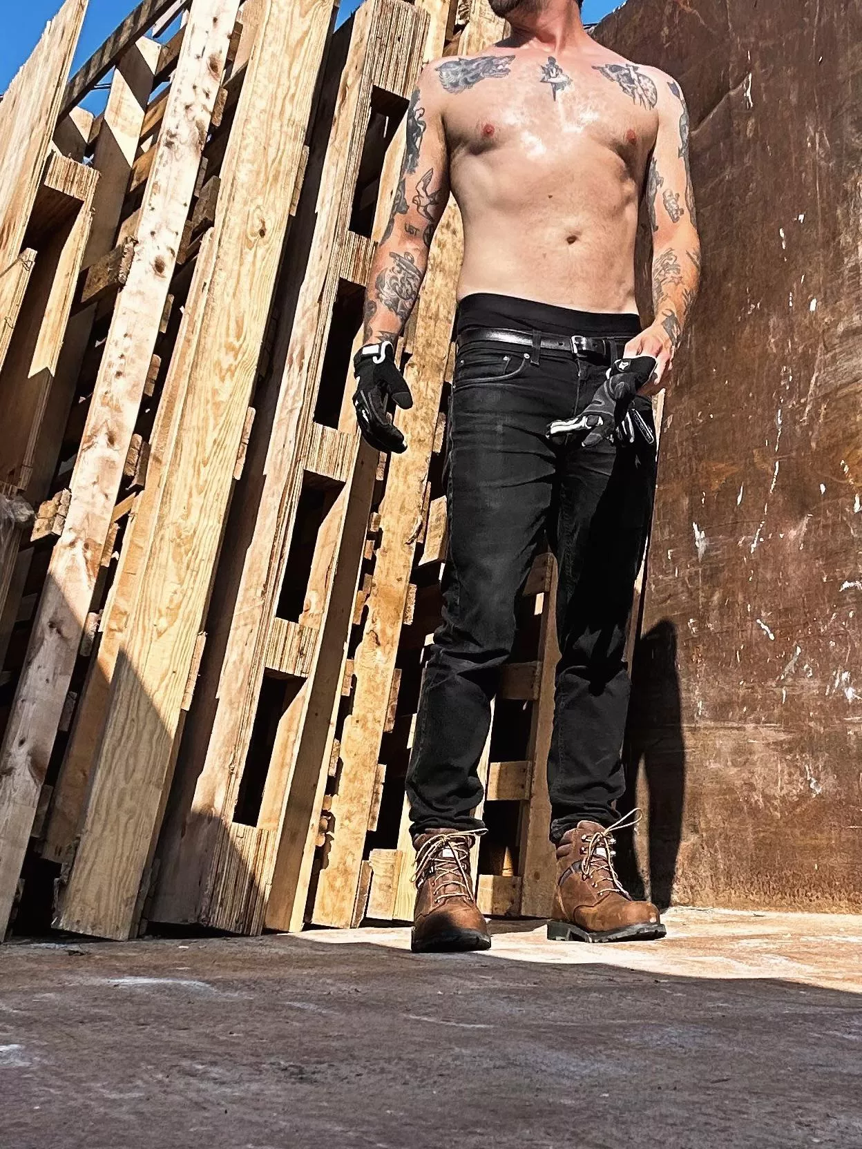 Sometimes I wear clothes. Albeit not a lot 😏👅 posted by matthardney