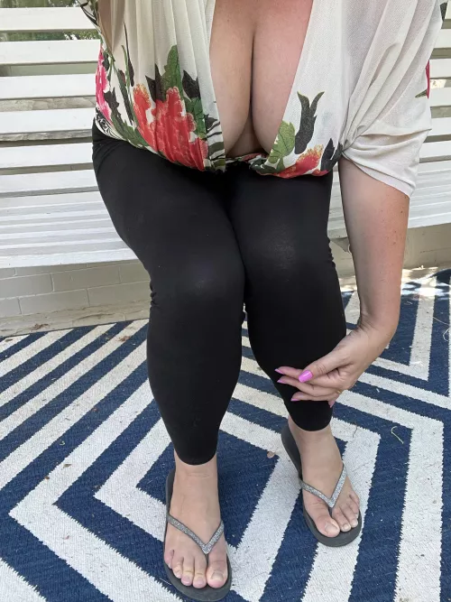 What color should I paint my toes? by Mimi_Marie_Coxshire