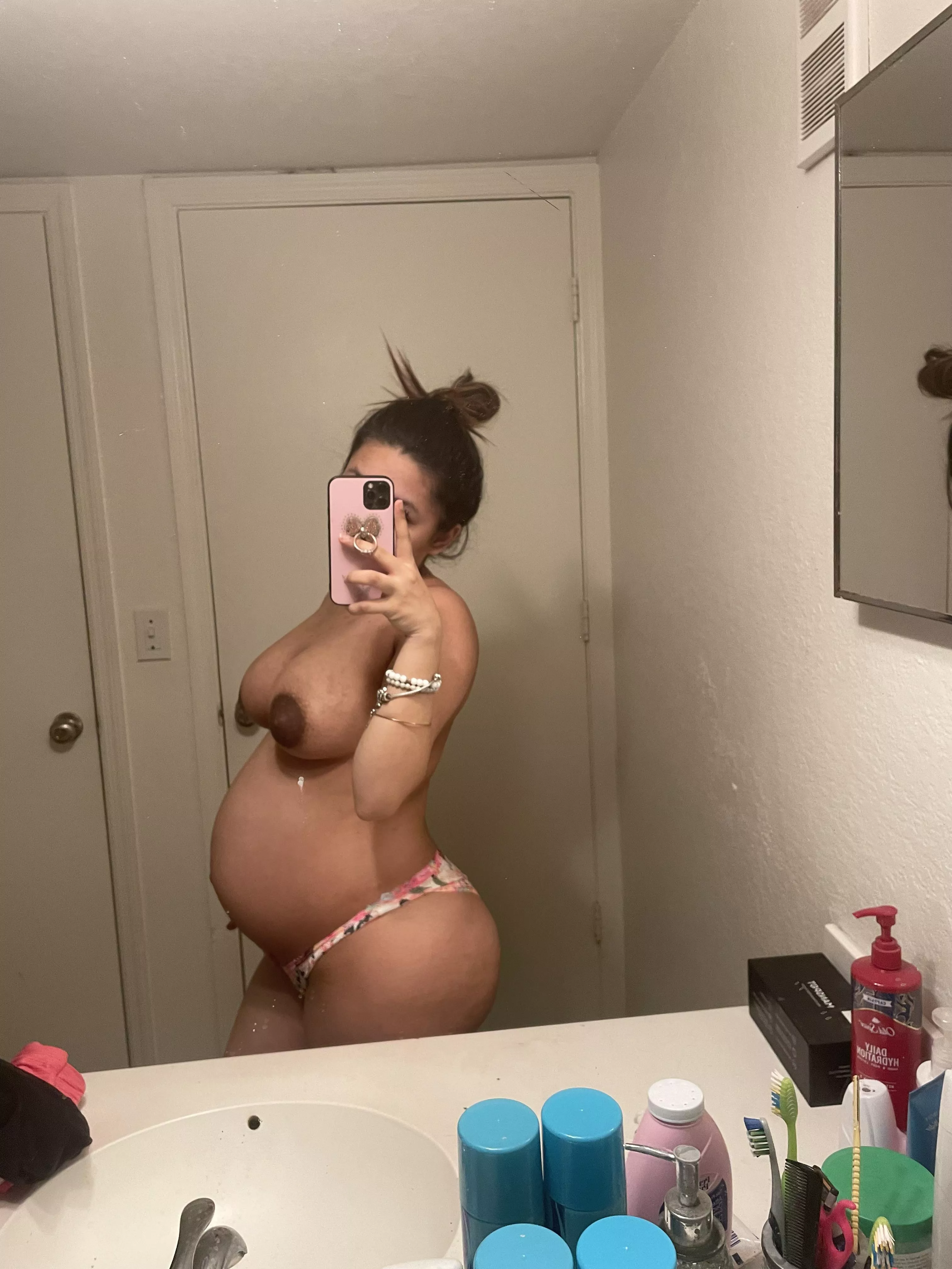 8 months pregnant & cant wait for this birth video😩 posted by veronica_waters